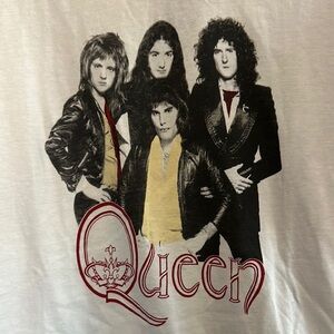 NWT Queen Blue and Red Trim Graphic Tee